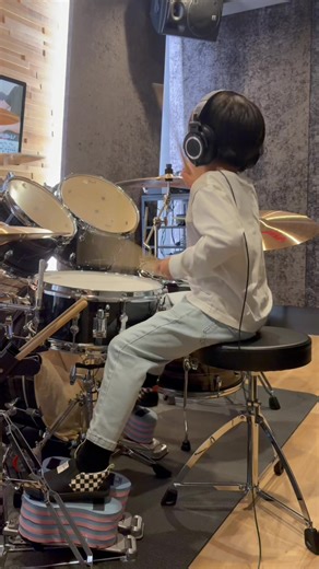 【7歳MAKOTO】今年最後の投稿はMAKOTOの好きなミセスの「アンラブレス」👦🎵 父がたまたまYouTubeで見つけて、MAKOTOに叩いてもらったらハマったので、楽しく叩けたようです🥁✨ 今年も多くの方々に投稿を観ていただけて、とても嬉しかったです☺️ ありがとうございます✨ ライブは年初のRolandミュージックフェスティバルから始まり、たくさんのステージに出演させていただきました👦 また、オリジナル曲の制作や、プロドラマーのYUTAさんと撮影ができたことも、楽しく貴重な経験になりました🎵 来年はテクニックの向上よりも、様々な音楽を様々な方とセッションし、演奏や音楽性の幅を広げていきたいと勝手にイメージしてます😌 来年もどうぞよろしくお願いします🎍✨✨👦👨‍🦲👩 #ドラム #アンラブレス #ミセスグリーンアップル