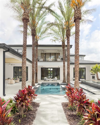The Varen is a contemporary home design with stunning architectural details and soaring two-story spaces. The double-door entry sets the scene for your dream coastal lifestyle just beyond. Take a 3D virtual walkthrough at the link in our comment section below 🔗 Saddlecrest at Windermere is a quiet, tranquil community that is coming soon to Windermere, Florida. Be the first to experience luxury living in this ideal location. | Toll Brothers