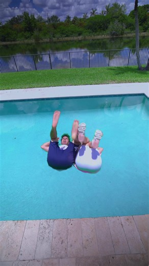 Casi nos ahogamos 😂 pero de la risa… #SandraCiresArt #p#piscinag#greenscreene#expectationvsrealityvideogracioso