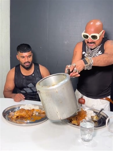 body builder aya mujh se challenge krne..🍗👑♥️ #foryou #challenge #nonvegexpressind #fypシ゚viral #viral