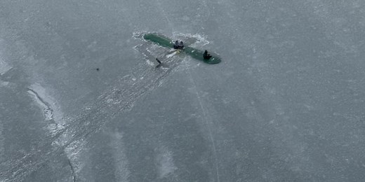 Pilot, 2 children survive night on airplane’s wing after it crashes into icy lake