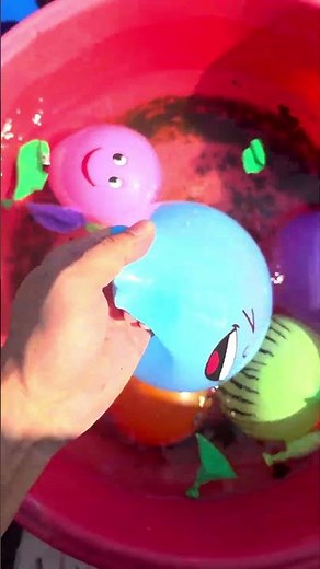 Experiment: will a water balloon explode if it rolls down from a tall building?🎈🎈#balloon #shorts