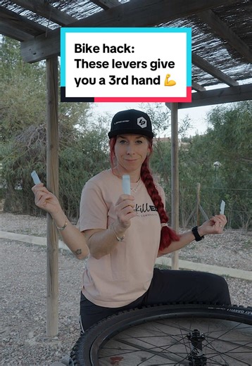 Bike hack: these levers literally give you a third hand. Especially with weaker hands or challenging tire/rim combos, where mounting a tire can be nerve-wrecking, the clip-on-feature of these tires levers is a game changer! These new SCHWALBE tire levers solve several problems in one: 1 - The new wavy shape makes dismounting and mounting the tire much smoother as you can enter the bead easily. 2 - The clip-on feature serves as a third hand while mounting, you just clip it on to keep the bead in 