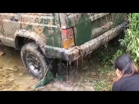 Challenge to Restart a Legendary Jeep Forgotten for Years in the Jungle