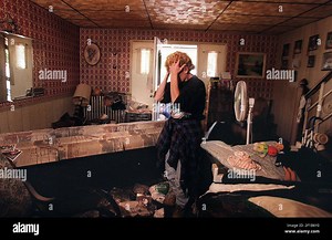 KRT US NEWS STORY SLUGGED: FLOYD KRT PHOTO BY MICHAEL PEREZ/PHILADELPHIA INQUIRER (KRT9) DARBY TOWNSHIP, PA September 17 -- Maggie Tracz looks in disbelief at the damage to her living room as she returned to her home Friday. She and other area residents were evacuated Thursday night when a creek flooded due to heavy rains from Hurricane Floyd. (Photo by PH) AP PL KD BL 1999 (Horiz) (gsb Stock Photo - Alamy