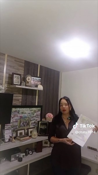 En cuanto a la apostilla de documentos venezolanos tengo para decirte que solamente pueden apostillar por su hijos menores de edad sus padres, una vez cumplan la mayoría de edad nadie puede Apostillar por ellos a menos que envíes un poder notaríado específico y apostillado para que su padre, tía amiga vecina o conocida pueda apostillar por esa persona, ese poder debe ser redactado por un abogado venezolano con los parámetros que exigen en las oficinas donde apostillan esos documentos ya legaliza