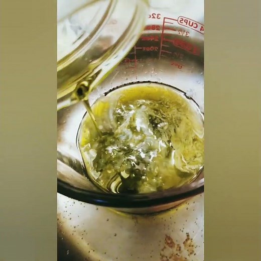 How To Make A Healing Comfrey Salve. #salve #herbal #healing