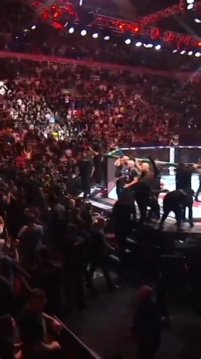 DO BRONX DOES IT AGAIN 🤯 🇧🇷 Charles Oliveira submits Mateusz Gamrot in round two! #UFCRio | UFC