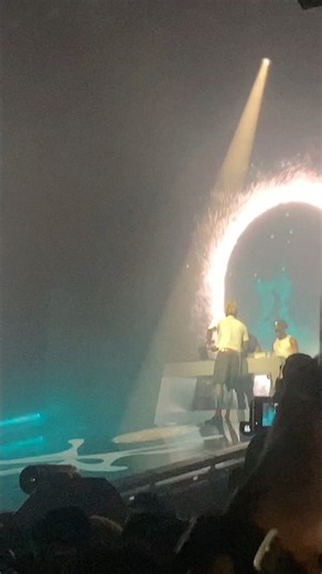 Young thug live on tour performing travis scott pick up the phone🔥 ysl new gen ATL