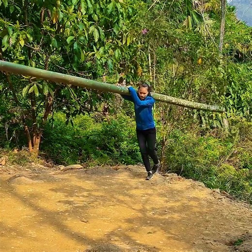 Vídeo satisfatório de uma mulher forte construindo uma casa de bambu. | Fabiosa Brasil