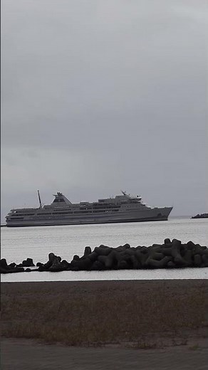 佐渡行き佐渡汽船フェリー出航｜日本海を進む客船と防波堤の風景