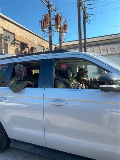 Federal immigration agents raid Swap-O-Rama, patrol Southwest Side