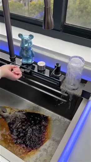 Ever seen a sink do THIS? 🤯 This smart sink features a built-in water dispenser, sink strainer, and