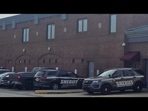 *TYRANT MISSISSIPPI SHERIFF'S* TRESPASS ME FROM TAX COLLECTORS OFFICE AND THREATEN ARREST (LIVE)