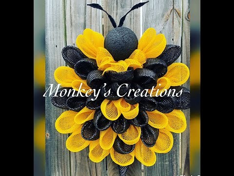 DIY an EASY Bumblebee Wreath #homedecor #spring #springdecor #easydiy