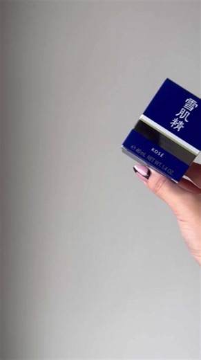 A lightweight, water-based gel cream that helps revitalize, hydrate brighten in one refreshing step. Melts into skin, leaving it feeling silky-smooth, energized balanced.