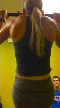 Female, 18 year old does 22 pull-ups