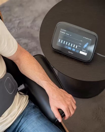 Mer energi i hverdagen ☀️ Sliten? Tung i kroppen? Mikrosirkulasjonen er kanskje nøkkelen. BEMER hjelper cellene å få oksygen og næring, slik at kroppen fungerer som den skal – med mer kraft i stegene 💪 Få tilbake gløden med BEMER Human-settet 💚 • • • #bemer #bemertherapy #pemftherapy #pemf #helse #trening #bemerpartner #rytter #treningsglede #training #bemerhumanset | Bemer Partner Equitem