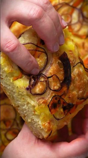 Herbstliche Kürbis Focaccia – einfaches Rezept mit Hokkaido & Zwiebeln