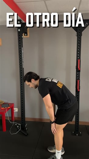 BauTruths | Entrenador Online on Instagram: "CONFESIONES DE UN ENTRENADOR TRONCO 🪵📉 El otro día intenté tocarme los pies y... bueno, casi me rompo. 😅 Me di cuenta de que mi espalda baja se movía como un bloque de cemento. A veces nos obsesionamos con la fuerza y olvidamos que un cuerpo rígido es un cuerpo con fecha de caducidad. Me asusté y decidí aplicar mi propia medicina con estos 3 básicos de movilidad que me han salvado la vida: 1️⃣ Jefferson Curls: Clave para aprender a redondear la col