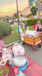 Bentornati al mercoledì cibo! Oggi vi porto con me in Cambogia a Phnom Penh alla scoperta dello street food della zona! Quali dei piatti che vedete vorreste assaggiare? . . . . . #cambogia #veladoiolacina #cina #cambogiaviaggi #streetfoodasiatico #streetfood #viaggioinasia #phnompenh | Ve la Do Io La Cina. E Anche L'Asia