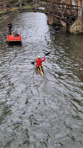 Nothing like a quick tour around Cambridge by kayak! 🚣‍♂️ Feels like a few times faster than punting 😄 First stop: the Mathematical Bridge ✅✨ | Cambridge # Visit My City UK