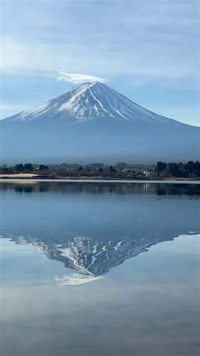 富士五湖観光連盟 Fuji Five Lakes Tourism Federation on Instagram: "河口湖畔「揺らめく傘雲逆さ富士」 #富士山 #富士五湖 #河口湖 #揺らめく逆さ富士 #mtfuji"