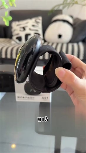 🔥 Švajčiarska precíznosť vo vašej domácnosti! Nový, prenosný zápästný tlakomer – jednoducho si ho nasaďte, stlačte tlačidlo a zmerajte tlak za 35 sekúnd! 👨‍👩‍👧 Režim dvoch používateľov – ukladá až 240 meraní pre dvoch ľudí. Ideálny pre páry a seniorov na spoločnú starostlivosť o zdravie. ✅ Rýchly a vždy pripravený – automatické meranie, hlasové odčítanie výsledku a podsvietený LED displej. Bez stresu, aj pri slabom osvetlení. ⚡ Nabíjanie cez USB-C – ľahký, prenosný a vždy po ruke na cestách 