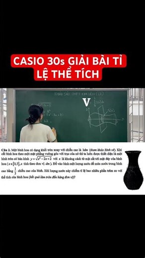 Câu 2. Một bình hoa có dạng khối tròn xoay với chiều cao là 3dm (tham khảo hình vẽ). Khi cắt bình ho