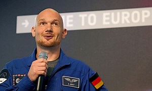 Astro Alex is lifting off again