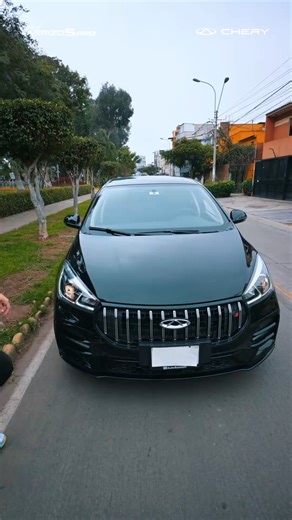 En Chery Perú somos la marca china N.° 1 en calidad* 🥇 y el Arrizo 5 Pro lo demuestra en cada kilómetro. Este sedán está diseñado para quienes buscan eficiencia y estilo sin renunciar a la potencia: su motor ACTECO 1.5L DVVT te ofrece el equilibrio perfecto entre rendimiento y ahorro ⛽, ideal para la ciudad o la carretera. Con tecnología que simplifica tu día a día como su radio touch de 8” 📲, cámara de retroceso 🔙, luces halógenas y una amplia maletera iluminada, cada viaje será más práctico