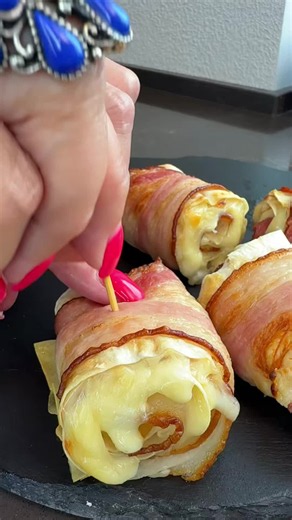 Быстрые рулетики из лаваша с беконом и плавленым сыром