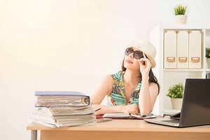 Should resigning probationary employees give a 30-day notice?