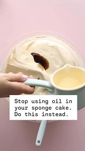 Stop using oil in your sponge cake and try this instead! Instead of using oil or butter in sponge cake—like so many people do—try using warm cream. I add it at the very end. Not only does it help dissolve packaged flour, but it also gives the sponge a great head start. And let me tell you… it makes the cake super delicious. Hope you all have an amazing weekend! If you want the recipe, you can find it in my baking app Love Manuela. Tap the link in my bio to explore. Have a great Saturday! 💛 | pa