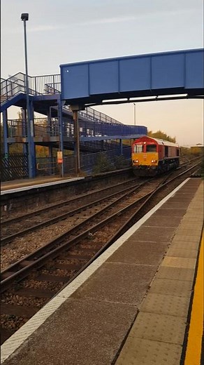 DB Freight train 66122 passing Hatfield