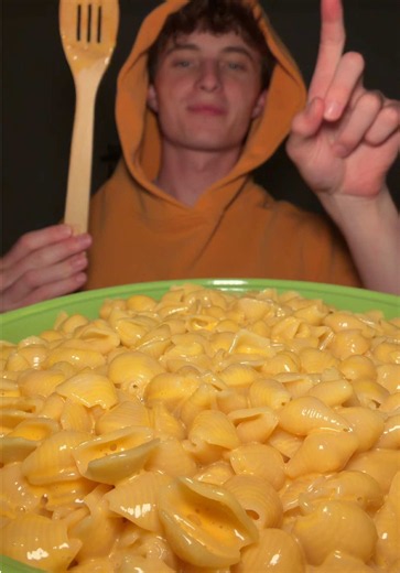big bowl of mac n cheese🧀 i love the sound so much #macncheese #mukbang #asmr #cheesy #foodie @VELVEETA