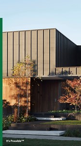 This featured project is a masterclass in #BoxModern design – bold, contemporary and precise 🛠️📦 Installed horizontally and with the addition of vertical battening, Axon™ Cladding has been used in an innovative way to create this truly unique Box Modern #FridayFacade that stands out on the streetscape. Want to read more about this new modern home style? Head to https://www.jameshardie.com.au/modern-homes-forecast/box-modern to download the Box Modern Design Handbook 🔗 | James Hardie