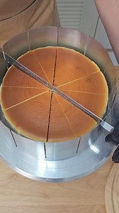 I remove cheesecake from mold and cut it into 12 pieces. | DeerBunnyเค้กโฮมเมด