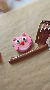 Easy cute owl mini pretzel treats!💕🦉 They make such an adorable valentine's day treat, gift, and cupcake topper 🥺 You will need: mini pretzels and mini pretzel sticks pink and light cocoa candy melts by wilton , melted edible googly eyes heart sprinkles (mine are from valentine's day mixes by wilton) Dip the mini pretzels in pink candy melts, shake- and wipe off the excess. Set on the parchment paper lined cutting board or large plate for easier handling. Add the googly eyes, and smaller hear