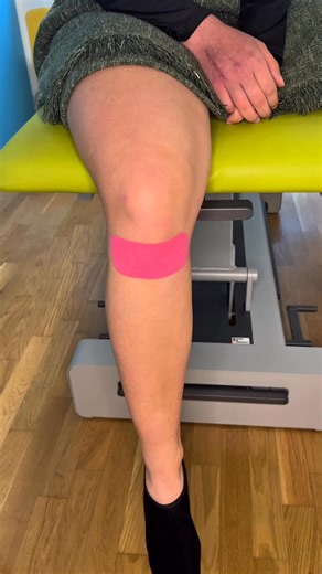 #Knieschmerzen ? Versuch es doch mal mit diesem #Tape zur Stabilisierung deiner Kniescheibe um die #Schmerzen zu lindern. #taping #kinesio #kinesiotape #kinesiotaping #physiotherapie #physiobasel #physiotherapy #physio #physiotherapiebasel #knee #kneepain #kneerehab | Physio-Basel.ch