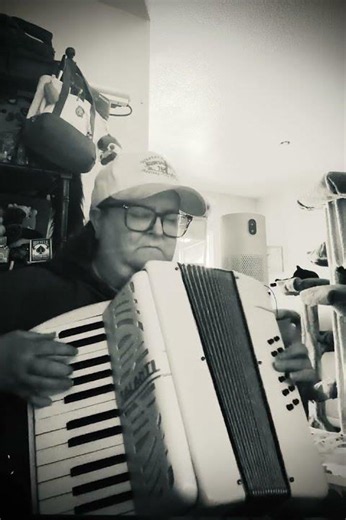 Beautiful Brown Eyes vintage antique 12- bass piano accordion