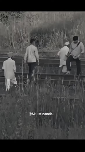 Skillsfinancial | Stocks | Finance on Instagram: "ख्वाबों को पूरा करो 🇯🇵 この速度に達すると、もはや陸上を移動しているのではなく、音速で移動していることになります🚀🌍 このシミュレーションは、マッハ1、つまり時速約1,330kmで日本を超音速鉄道で旅するとどのような感じになるかを視覚化したものです。現在、日本の最速列車は約時速320kmで運行されており、超高速リニアモーターカーのような先進的な試験プラットフォームでは、制御された環境下で時速600kmを超えています。 このシミュレーションはそれをはるかに超え、現在の鉄道コンセプトが真の超音速システムに進化した場合に何が可能になるかを探ります。この速度に到達するには、単なる動力だけでは不十分です。エンジニアたちは、超高速走行における最大の制限要因である空気抵抗を排除するために、磁気浮上、ほぼゼロ摩擦のガイドウェイ、真空または低圧チューブシステムなどを研究しています。マッハレベルの移動では、わずかな空気の乱れでさえ構造上の課題となります。 だからこそ、将来の超音