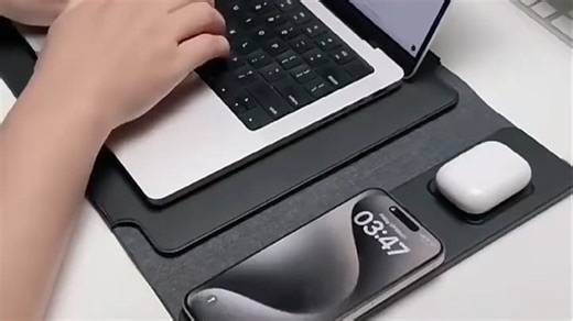 苹果新款笔记本搭载智能AI，性能跃升体验升级，高效办公从容应对多任务处理，学习创作更流畅，带来全新智慧使用体验。