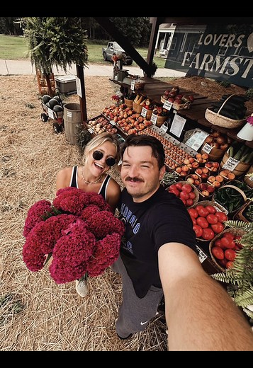 Happy Saturday!!! The weather is beautiful and Lovers Lane Farmstand is OPEN! 😎💙👏🏻✨ 📍525 Lovers Lane Lebanon, TN