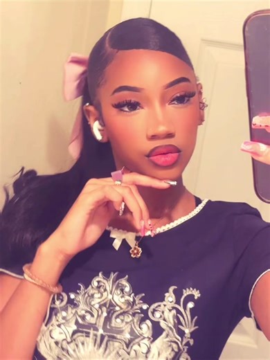 julie👩🏻‍❤️‍💋‍👩🏽 (@iaintnofeen)’s videos with WTF - XLOVCLO