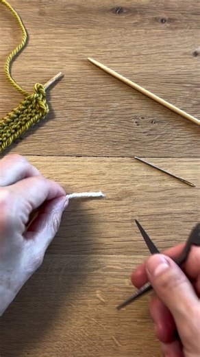 How to weave in (some of) your ends as you go 🧶.