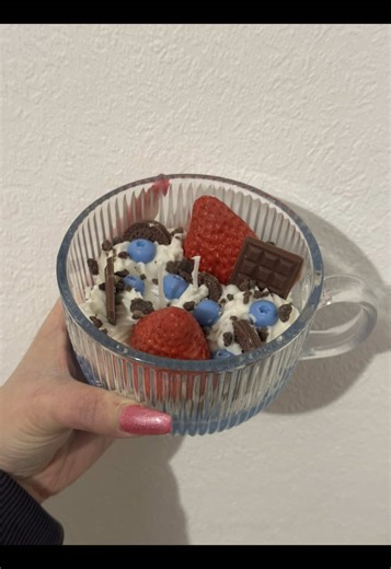 Mach‘ eine Blueberry Vanilla Muffin Kerze mit mir 🤤🫐 Was sagt ihr zum Ergebnis? 🥰 #candles #handmade #viral #fyp #satisfyingvideos