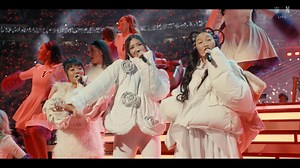 Snoop’s Holiday Halftime Party is here and he brought friends! HELLO EJAE, AUDREY NUNA and REI AMI 🎵🎶 #KPopDemonHunters #NFLonNetflix | Netflix