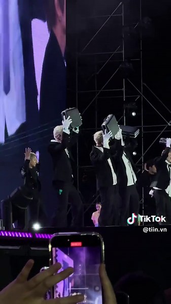 Erik gặp sự cố hài hước tại concert ATSH 3