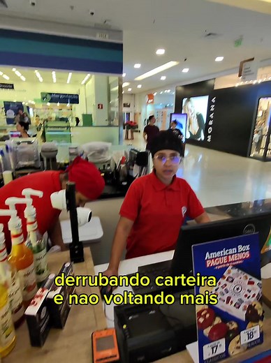 derrubando a carteira e não voltando mais — derrubando a carteira e não voltando